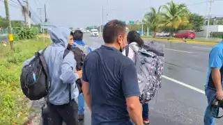 Comentan que el hombre que les brindó el trabajo no les contestó, por lo que tuvieron que caminar tres kilómetros hasta la carretera.