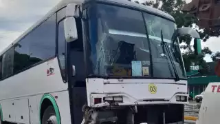 El operador no se percató de la carga vehicular que había para tomar el puente Vial