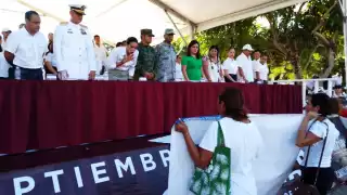 Madres Buscadores de Cancún irrumpen Desfile Cívico-Militar; reclaman justicia a autoridades