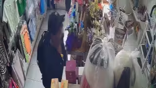Alertan en Bécal por pareja captada por cámaras presuntamente robando en un comercio
