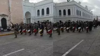 Los elementos atrajeron las miradas de los transeúntes que se encontraban en el Centro Histórico