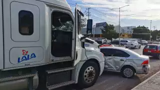Maestra de Ciudad del Carmen provoca aparatoso accidente y termina hospitalizada