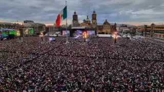 Zócalo de la CDMX luce lleno; Sheinbaum pide seguir concierto de Grupo Firme en línea