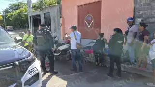 Motociclista derrapa en pavimento mojado y es hospitalizada en Ciudad del Carmen