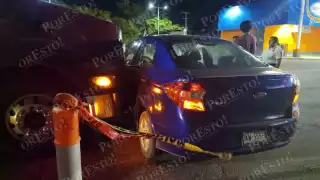 ¡Susto en Ciudad del Carmen! Tráiler arrastra auto varios metros