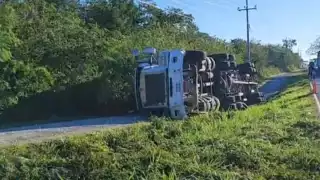 Al lugar agentes policiacos y paramédicos que lo valoraron