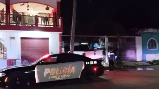 Sorprende a familia de la colonia Miraflores accidente vial en su patio, el conductor escapó de la escena