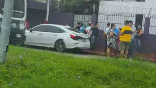 Carambola en Calzada Veracruz para el tráfico algunos minutos e involucra a dos conductores y un motociclista
