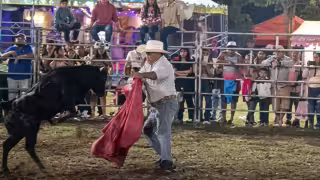 Alcalde de Tepakán es embestido por una vaquilla durante las fiestas tradicionales