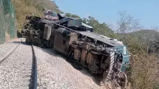 FGR despliega peritos e investigadores tras descarrilamiento del Tren Interoceánico en Oaxaca