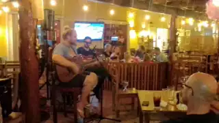 A las 21:00 horas, la marina se encuentra prácticamente vacía.