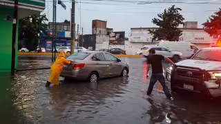 Lluvias en Puebla dejan un muerto, negocios inundados y caos en el Centro Histórico