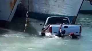 Camioneta cae al mar desde el muelle de Yucalpetén en Progreso