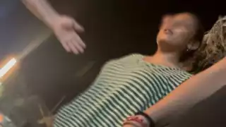 Surge “Lady Malecón” en Río Lagartos: Mujer saca a un grupo de personas por hacer ruido 