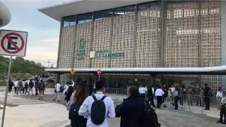 Ciudadanos esperaron la llegada de AMLO en la estación de Campeche