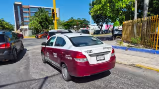 Taxi impacta por alcance a camioneta recién salida de agencia en la colonia Santa Rosalía