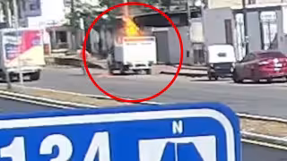 Se incendia camioneta con thinner en el fraccionamiento Juan Pablo II de Mérida; fuego alcanza cableado urbano