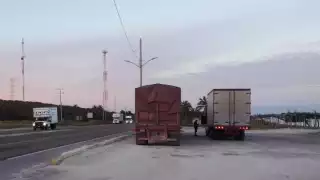 Los camioneros exigen que no se les prohíba descansar ahí.