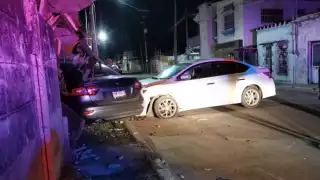 Se distrae con la radio y choca con auto estacionado en Ciudad del Carmen