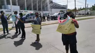 Familia protesta en contra del hospital de Ciudad del Carmen; llevan una semana sin operar a una mujer