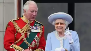 Reina Isabel II junto a su hijo, príncipe Carlos antes de su fallecimiento