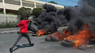 Policías y delincuentes armados se enfrentaban en pleno centro de la capital de Haití