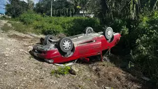 Conductor vuelca en el tramo Cancún-Leona Vicario