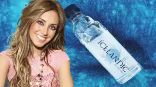 A pesar de las críticas, cualquiera puede comprar estas botellas de agua. Foto: Especial