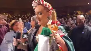 Vestida de muñeca artesanal, Lele, la británica celebró a México. Foto: Especial