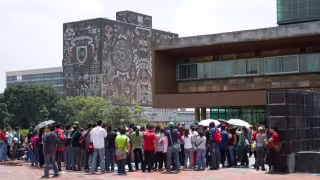 Aspirantes admitidos en la UNAM temen perder su lugar tras suspensión de inscripciones por revisión del examen