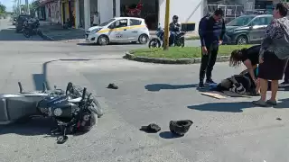 No respetó su alto y se impactó contra una camioneta.