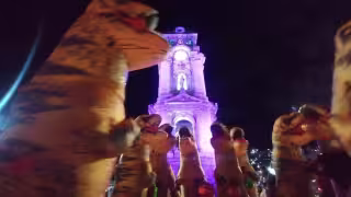 Los visitantes de la plaza aprovecharon para tomarse fotos con los dinosaurios