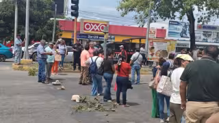 Personal de apoyo de telesecundarias bloquea avenida Insurgentes en Chetumal por irregularidades administrativas