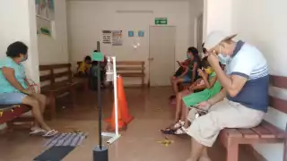 Cuando los animales infectados defecan liberan quistes al medio ambiente. Luego, otros animales o humanos pueden contraer la infección si ingieren estas sustancias