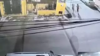 Cámara de vigilancia revela a adolescente molestando a un adulto mayor, sería el mismo menor que fue amenazado por un sujeto tras molestar a su padre