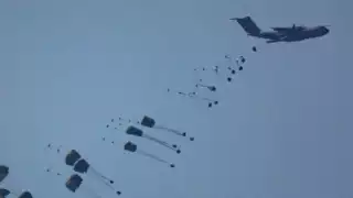 Los paracaídas de ayuda de Estados Unidos no se abrieron, lo que mató a cinco personas, incluidos dos niños, en Gaza