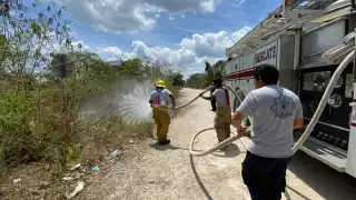 Uno de los incendios se registró en la calle 78 entre 47 y 49 de la colonia Constituyentes, cuando los vecinos de la zona, reportaron que la quema de basura se había salido de control