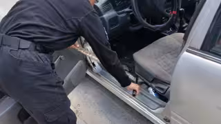 Atienden reportes de serpientes dentro de dos automóviles en Umán; una era una boa de casi metro y medio