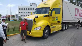 La pesada unidad reventó cables de luz y derribó ramas de árboles