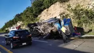 El tráiler quedó a un costado del Periférico de Campeche con graves daños