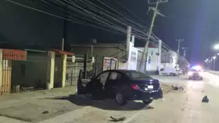 Conductor se estalla contra un poste de luz en Cancún