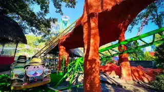 La montaña rusa está en la zona Pueblo Polinesio en Six Flags