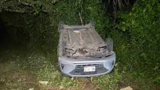 Volcadura en la vía Felipe Carrillo Puerto deja pérdida por más de 80 mil pesos