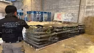 FGR asegura más de 90 toneladas y litros de químicos en bodega de Culiacán; también hallan municiones