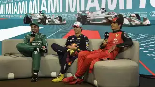 Checo Pérez no quiso romper las reglas y contestó a la pregunta en inglés