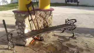 El abuelito no cuenta con una pierna por lo que usa muletas