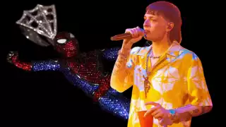 Así luce Peso Pluma con su nueva y costosa joya. Foto: Especial