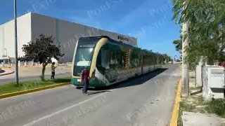 Tren ligero se atora con cableado y paraliza vialidad en la Dársena, Campeche