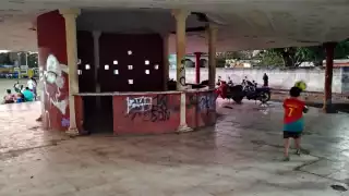 De igual manera, mientras se desarrollaba el partido los asistentes prendieron carbón para alejar a los mosquitos