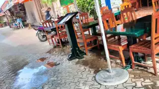 El líquido residual escurre por entre las mesas de un restaurante de la zona, en detrimento de la economía de un empresario.